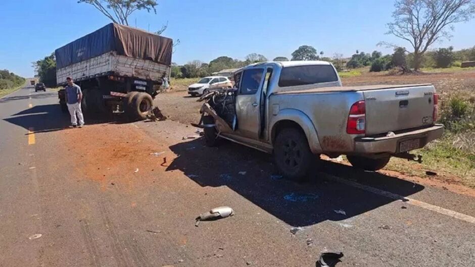 Caminhonete que bateu na traseira de carreta bitrem na MS-157
