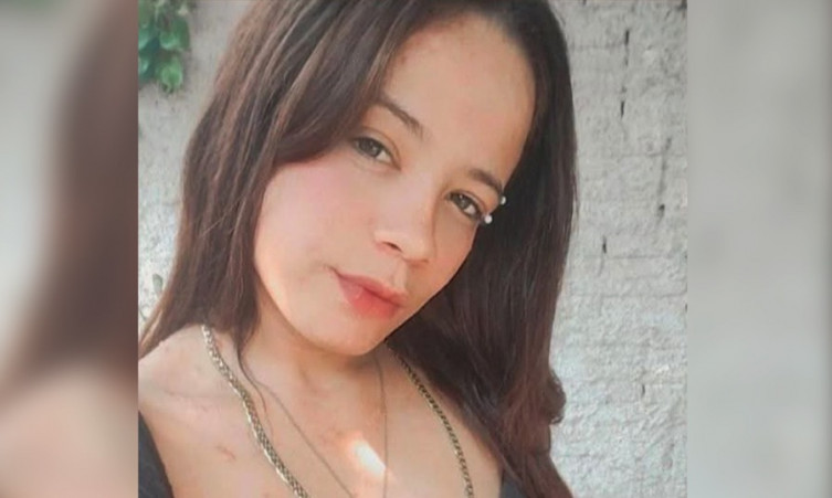 Vítima foi encontrada com corte no pescoço e sacos plásticos nos pés; acusado estaria na Bolívia