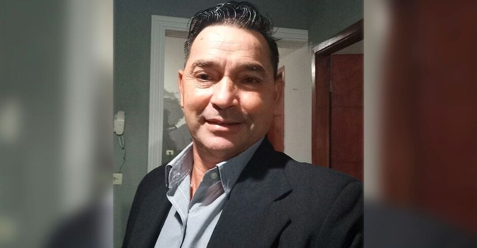 Israel foi encontrado morto sobre a cama de casa, com um fio enrolado no pescoço 