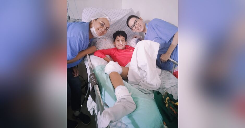 Anthony ao lado da enfermeira e médica que o acompanhou na Santa Casa