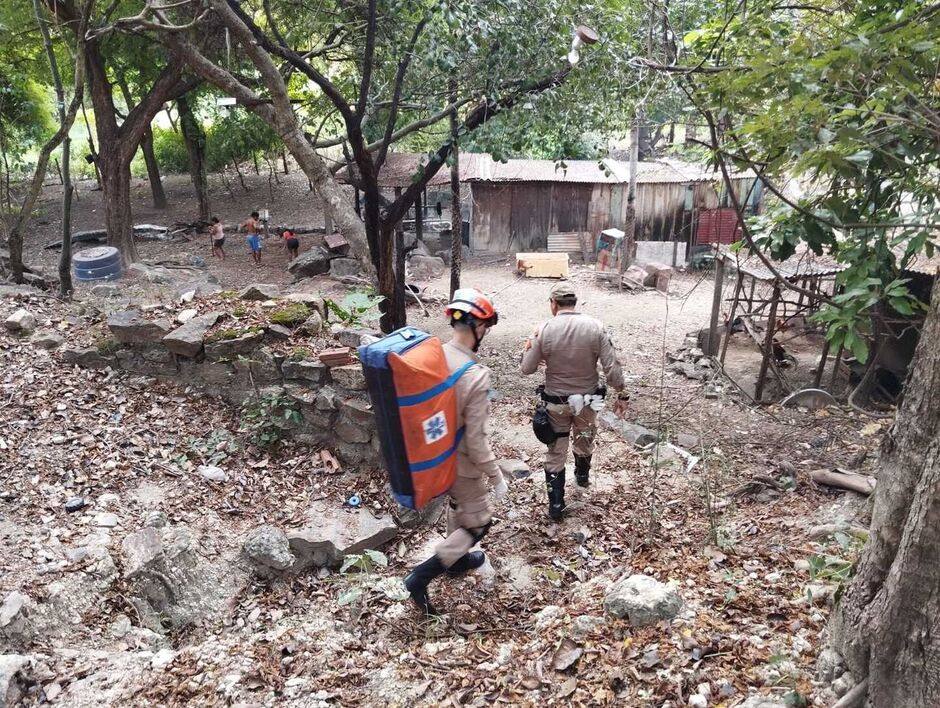 A vítima foi socorrida e levada para uma unidade de saúde