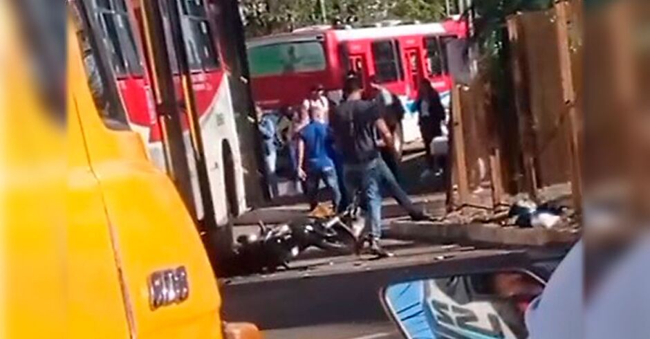 Apesar da cena grave, o motociclista teve apenas ferimentos leves pelo corpo