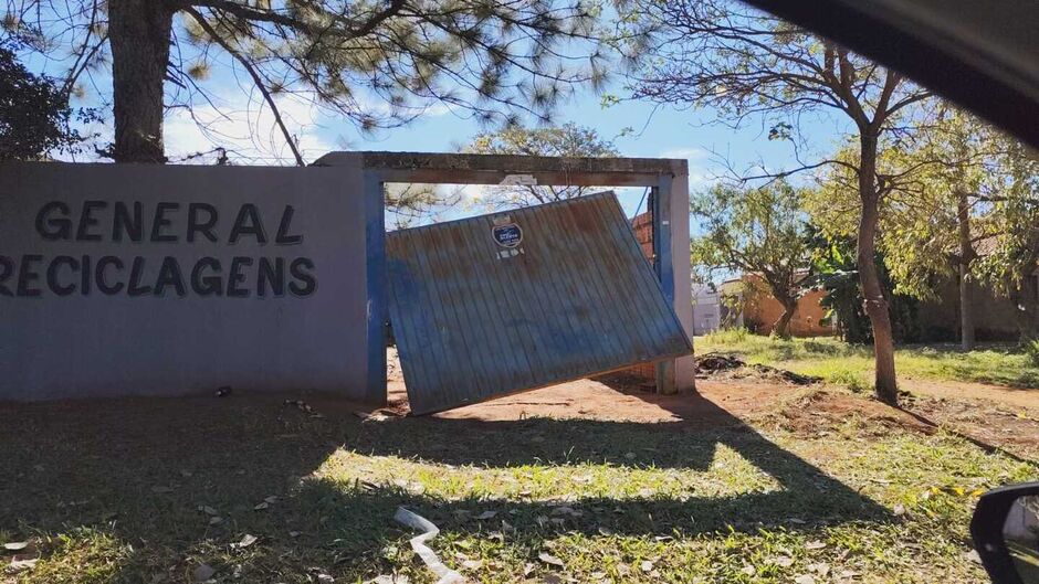 O portão teria sido arrombado pela Polícia Militar