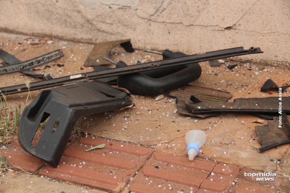 A cena desoladora mostra a violência da colisão entre os carros