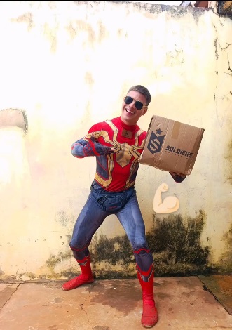 William vende doces no sinal em Campo Grande