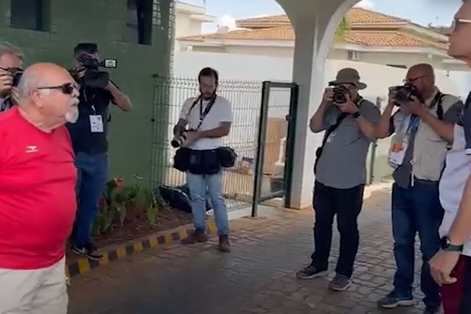 Bolsonaristas e petistas discutem em Brasília 