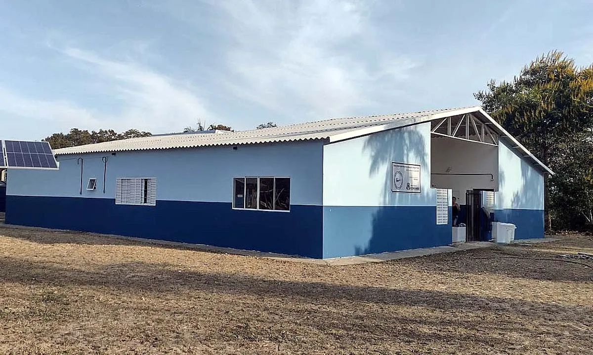 A escola está localizada na região da Serra do Amolar