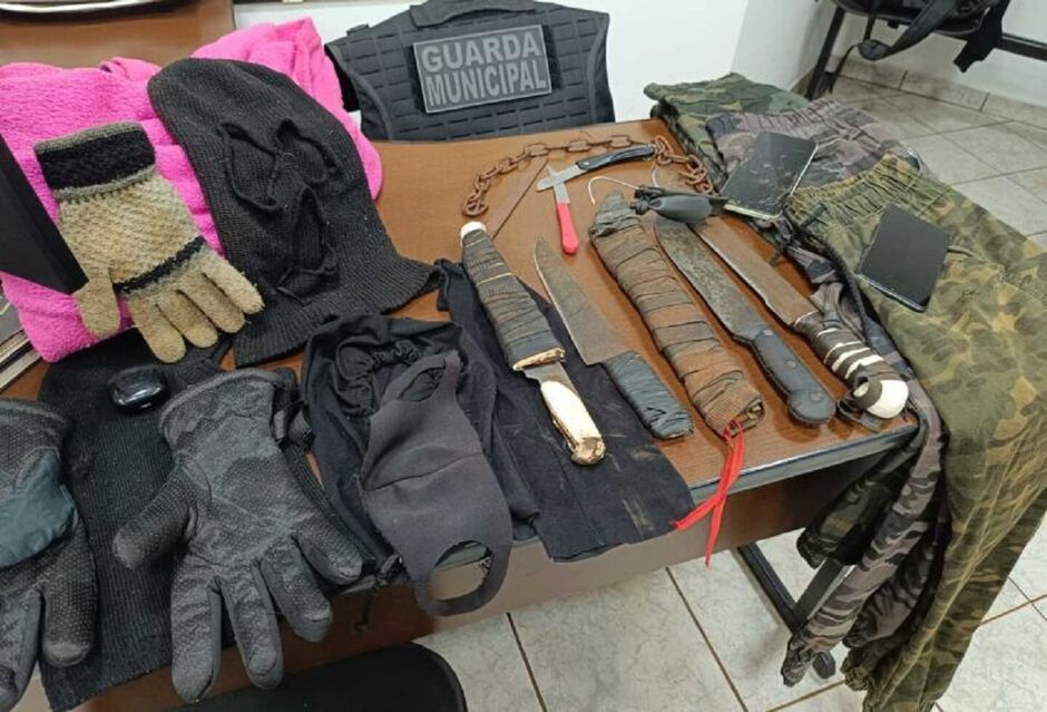 Grupo atacaria professora e alunos em reserva  