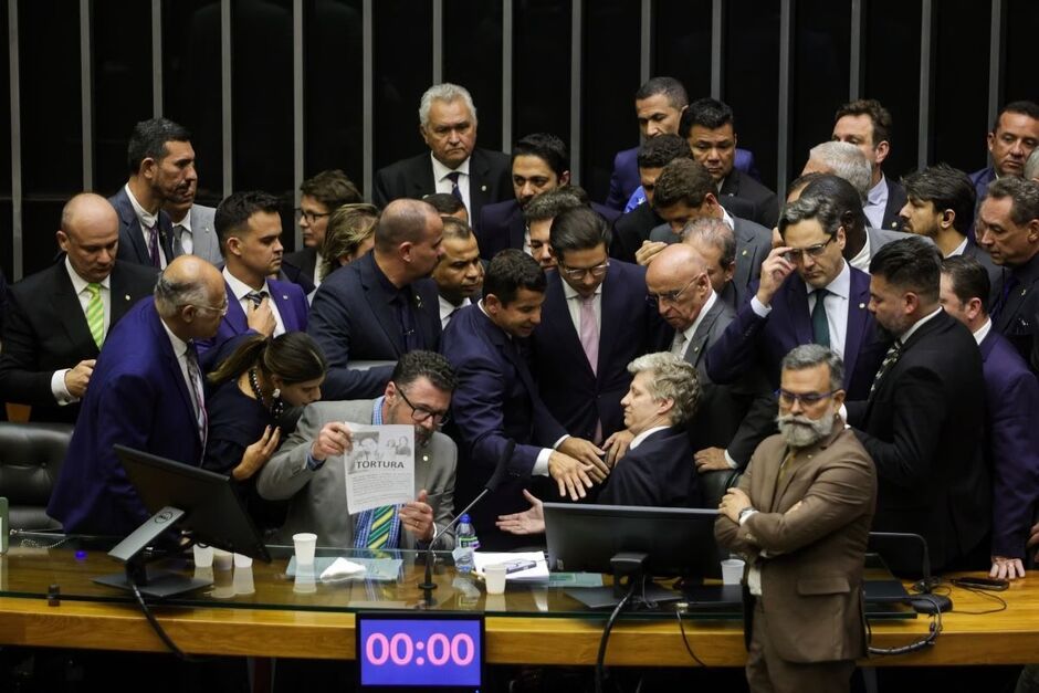 Pollon ocupou mesa e ainda difamou membros 