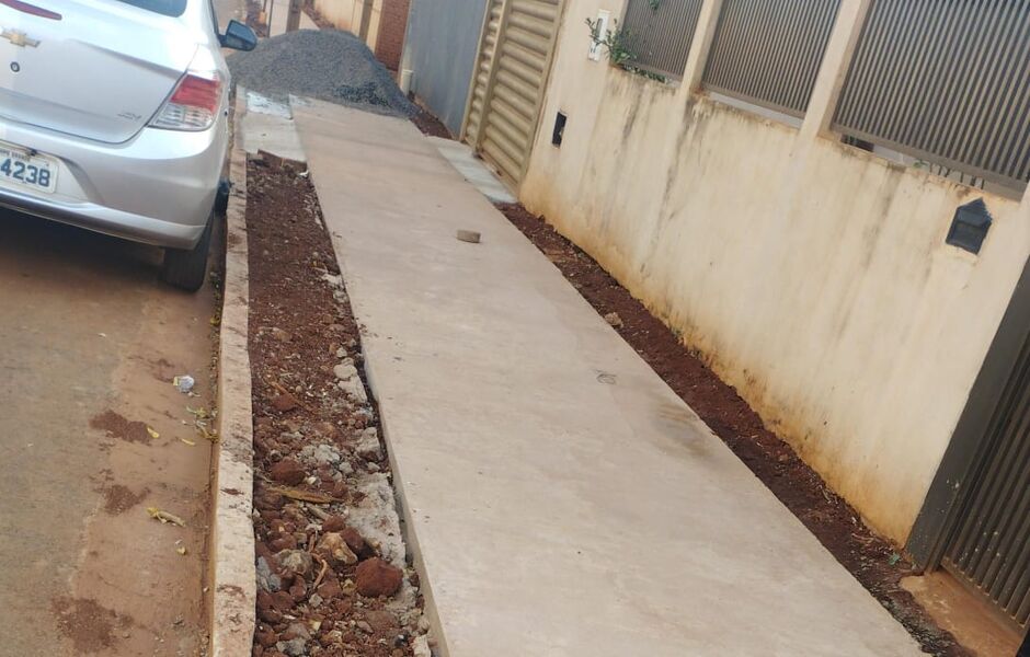 Obra inacabada incomoda morador