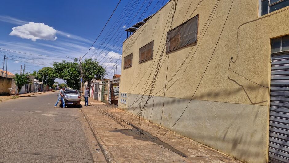 Fios de energia elétrica caidos