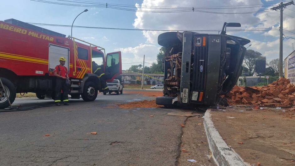 Caminhão tombado estava carregado de tijolos