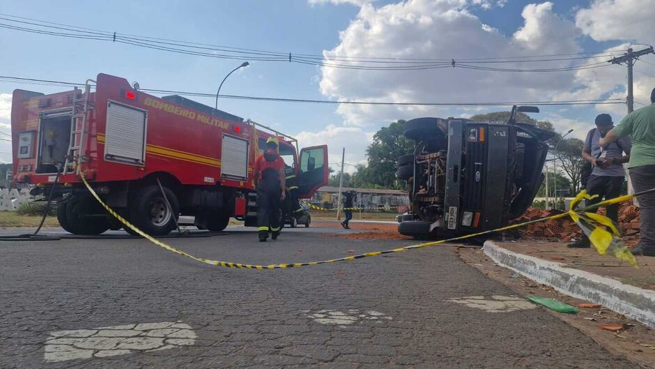 Caminhão tombado estava carregado de tijolos