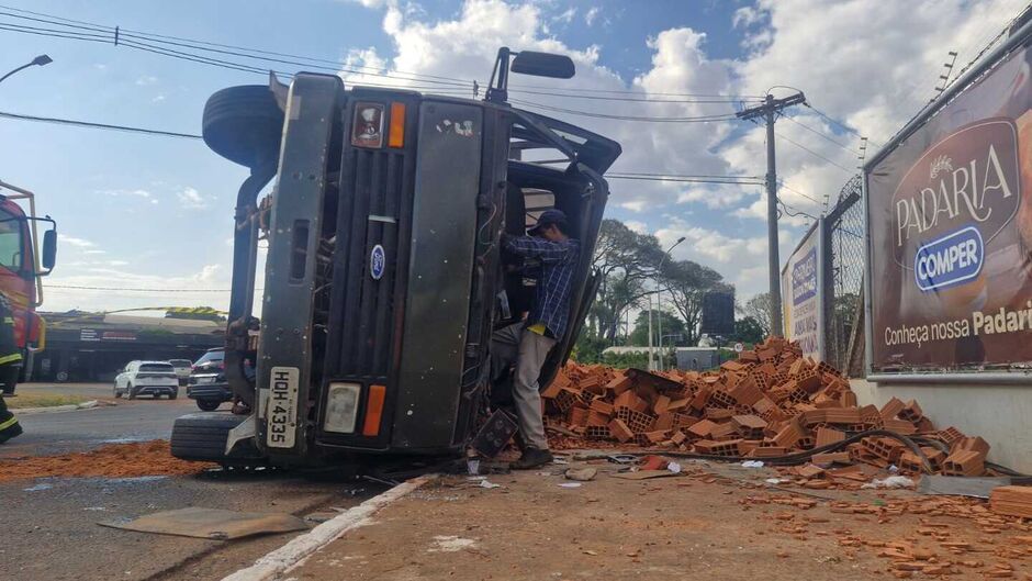 Caminhão tombado estava carregado de tijolos