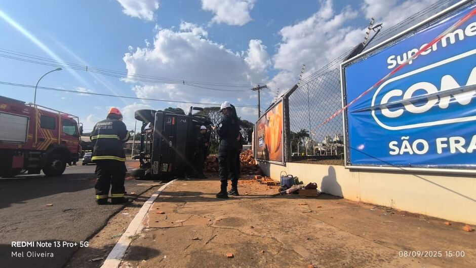 Caminhão tombado estava carregado de tijolos