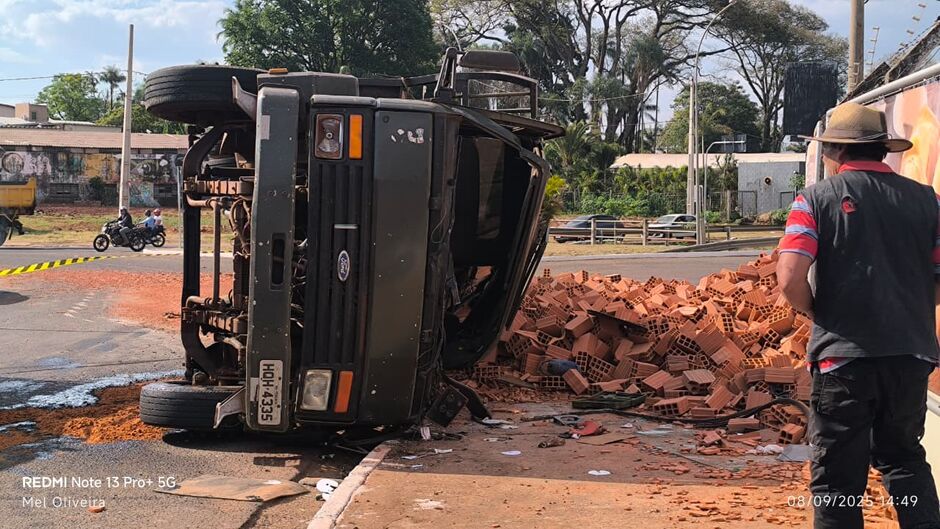 Caminhão tombado estava carregado de tijolos