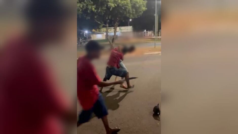 Até armados com facões eles brigaram