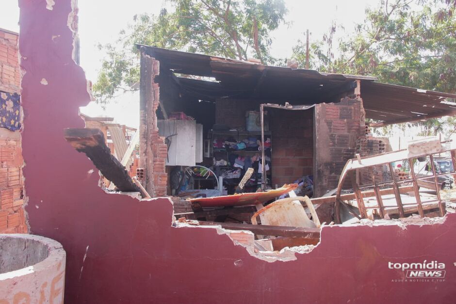 O im&oacute;vel foi destru&iacute;do por moradores do bairro na noite de ontem