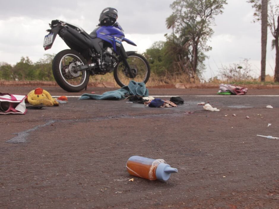 Itens de passageiros da moto ficaram espalhados na via