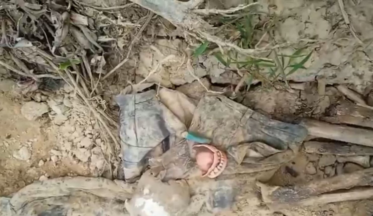 Uma prótese dentária e peças de roupa estavam junto à ossada