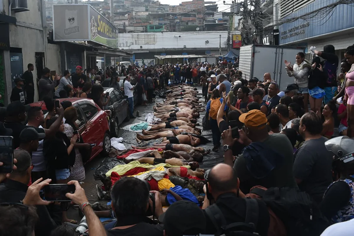 Mais de 60 cadáveres foram enfileirados na Praça São Lucas, na Penha