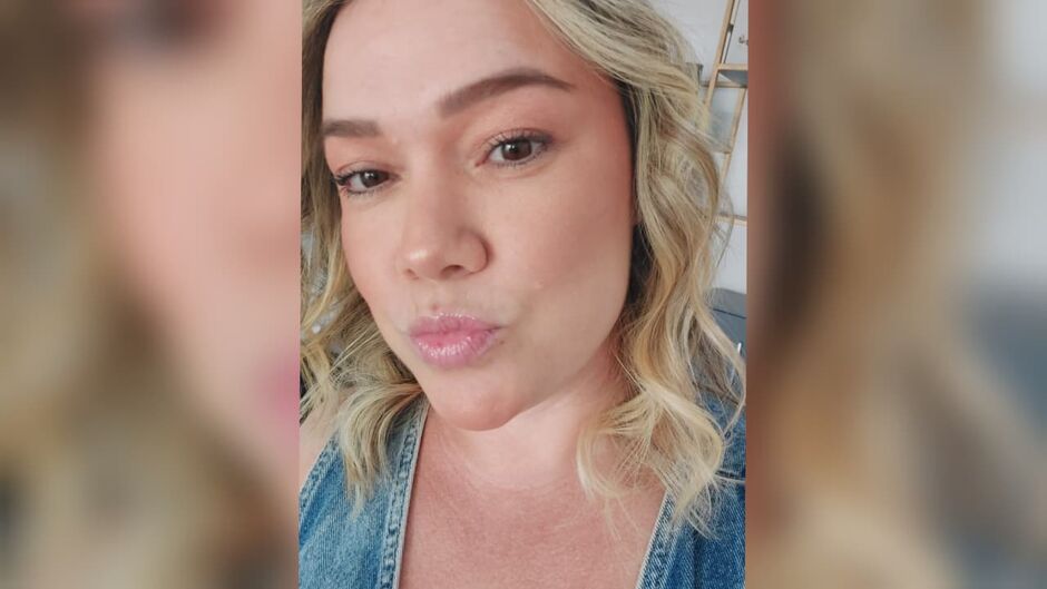 Ela teria sido esfaqueada e carbonizada pelo marido dentro de casa