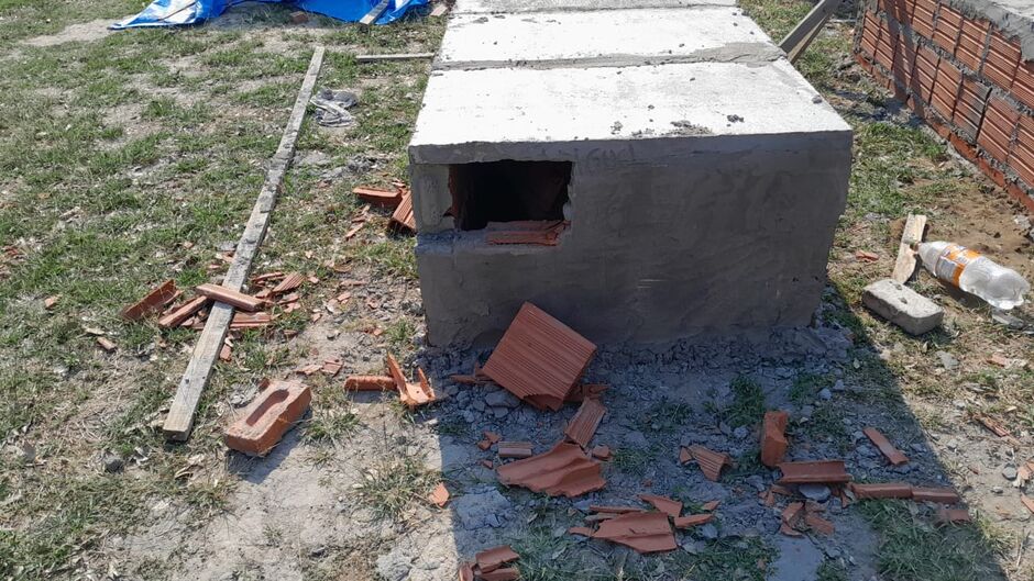 Túmulo invadido de homem