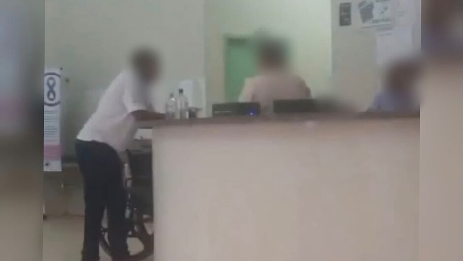 Os funcionários teriam ficado um bom tempo conversando sem auxiliar quem passava mal