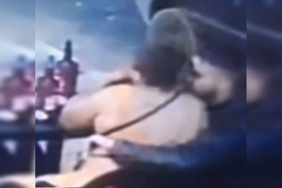 Casal conversou em uma mesa do bar, onde Jonas aparece com o braço nas costas da servidora, que depois foi assassinada brutalmente por ele