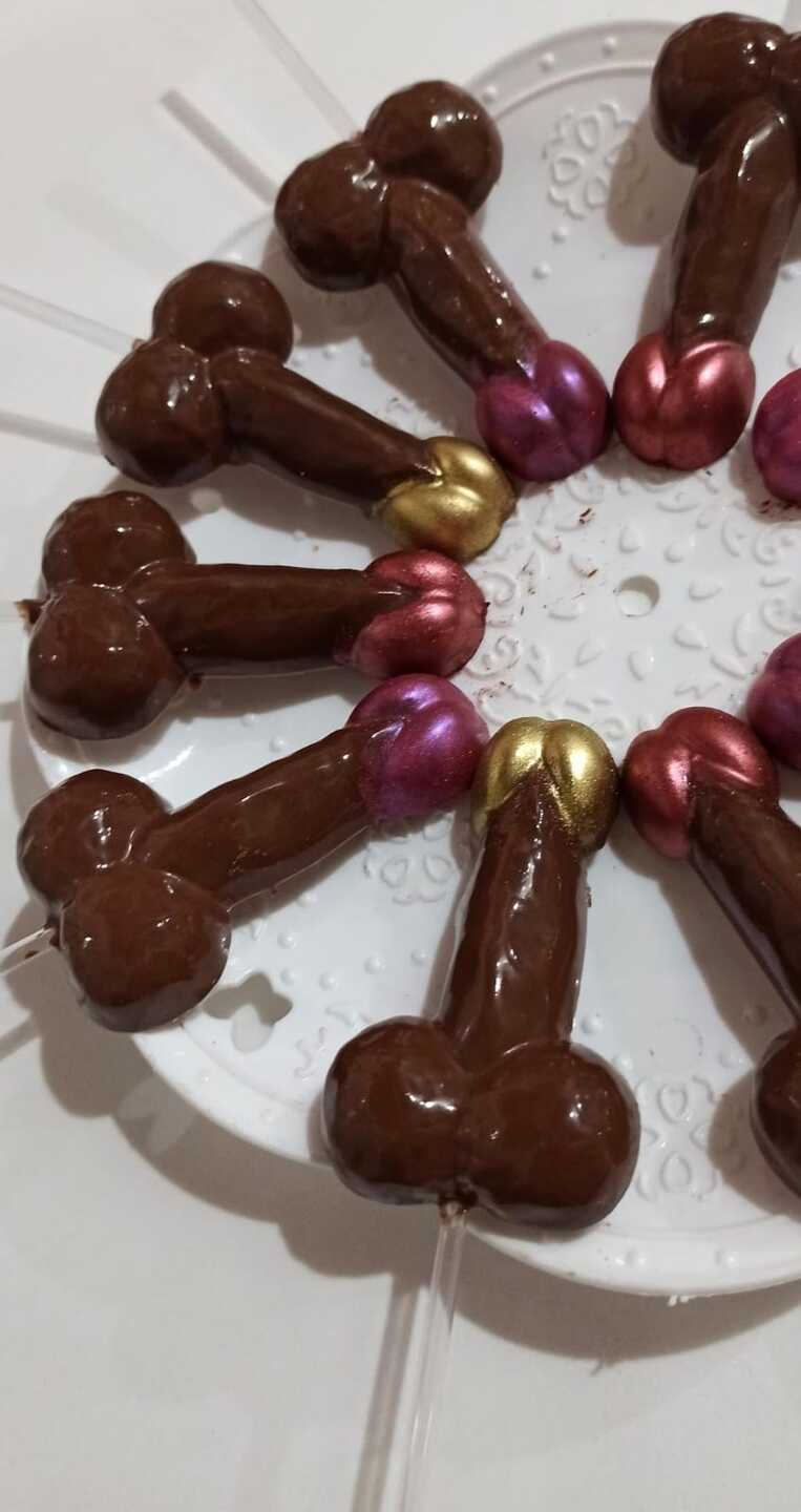 Luana capricha nos detalhes conforme a encomenda do cliente