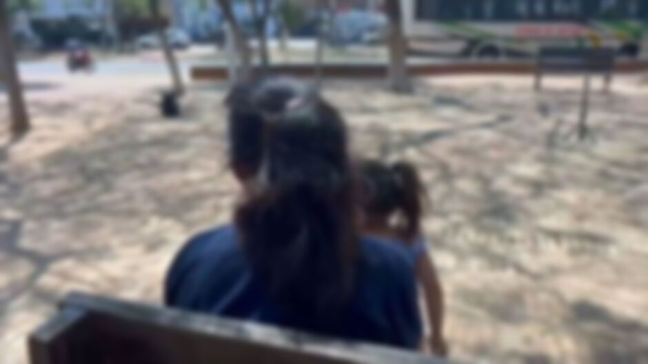 A mãe se recusou a entregar a filha, oferecendo forte resistência ao procedimento