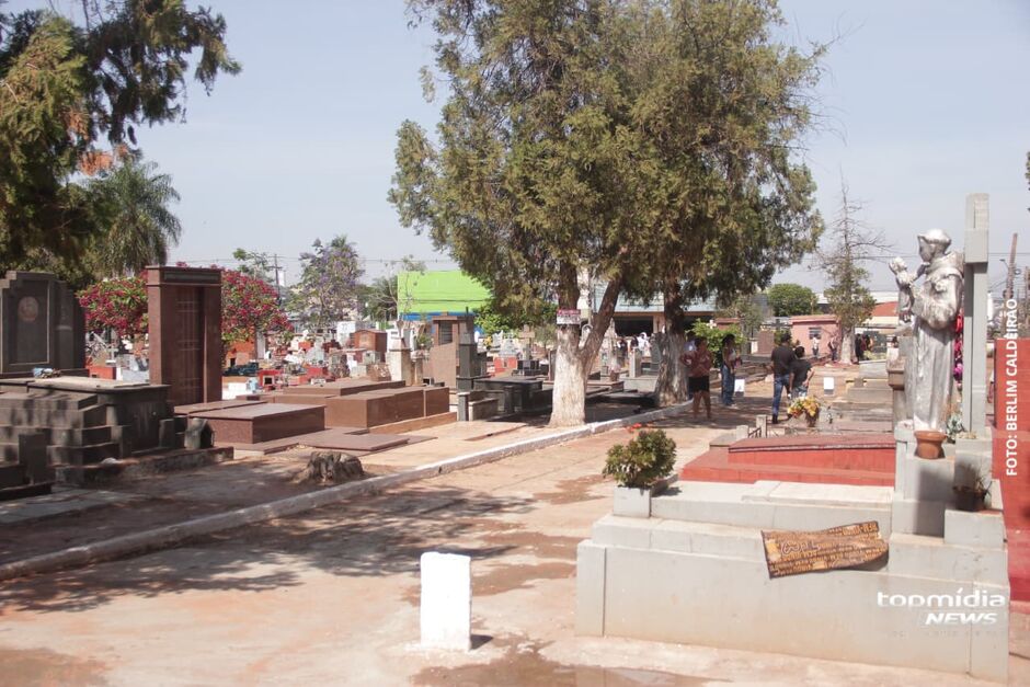 Familiares e amigos acompanham o enterro de Antônio de Deus