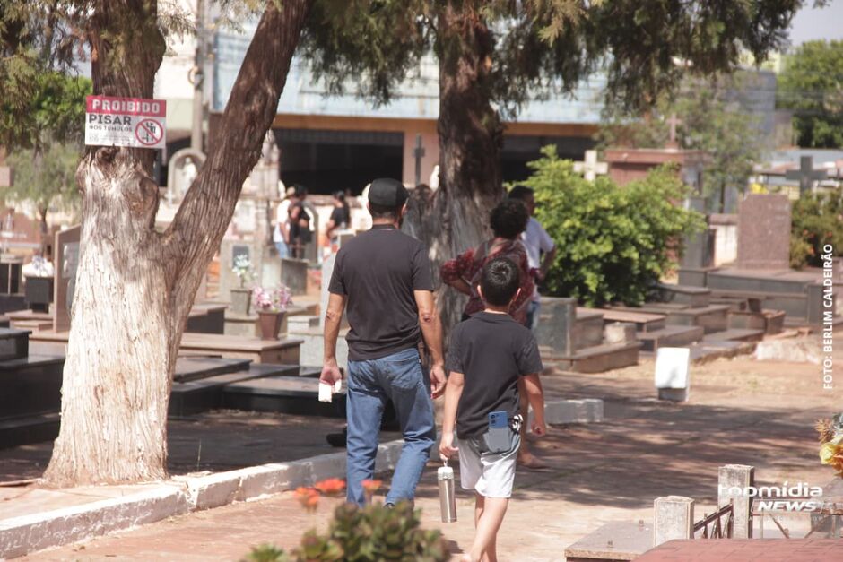 Familiares e amigos acompanham o enterro de Antônio de Deus