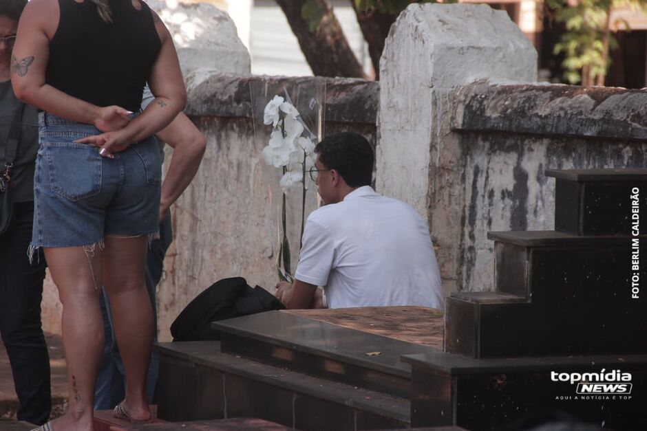 Familiares e amigos acompanham o enterro de Antônio de Deus