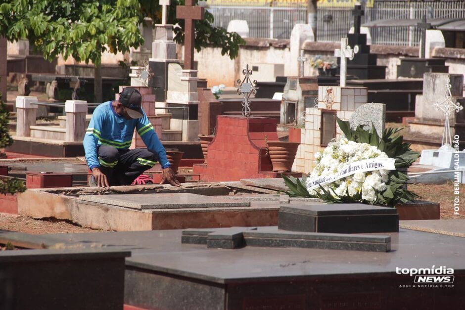 Familiares e amigos acompanham o enterro de Antônio de Deus