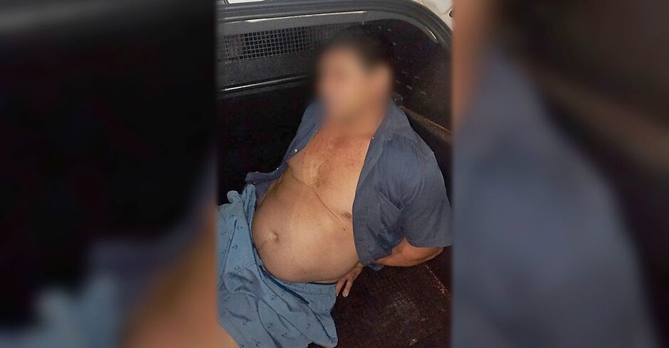 O suspeito foi preso em flagrante com a faca na cintura 