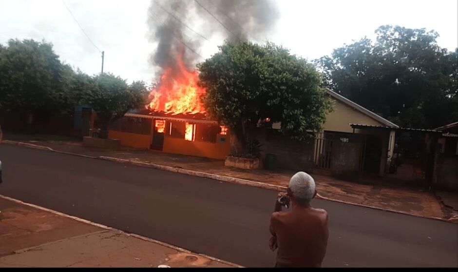 Casa é completamente tomada pelas chamas