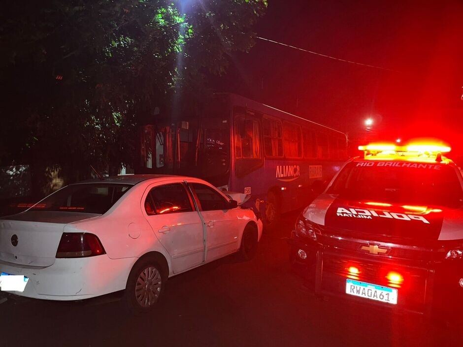 Local onde carro bateu em ônibus