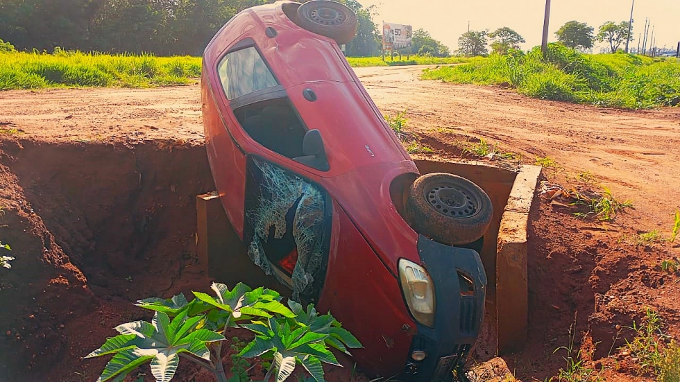 Celta fica dentro de buraco em Nova Andradina