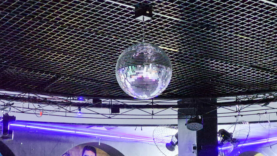 Boate volta com  proposta de apoio a artistas locais 