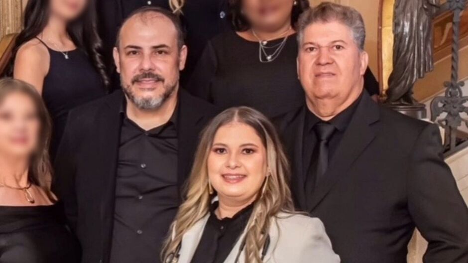 Aldo (à dir.) comanda a ONG Conssol 