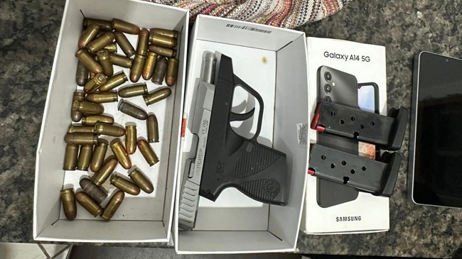 Rhiad (à dir.) é aliado da família Razuk 