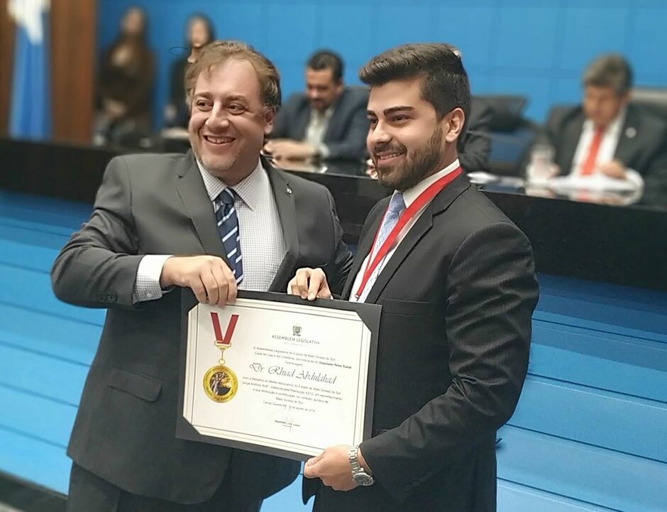 Rhiad (à dir.) é aliado da família Razuk 