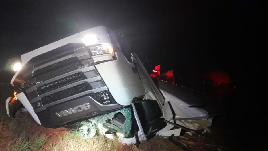 O acidente aconteceu na madrugada de hoje e o condutor morreu preso às ferragens
