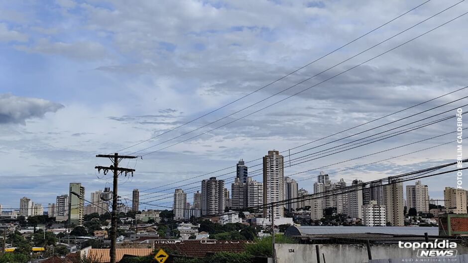 Capital amanhece com pontos azuis 