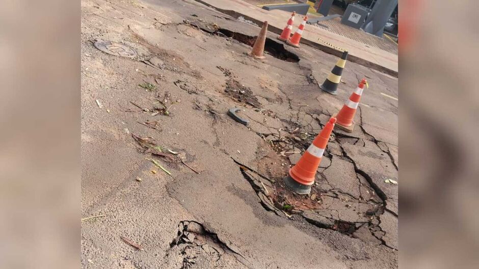 Morador afirma que companhia de gás deixou rua esburacada após obra