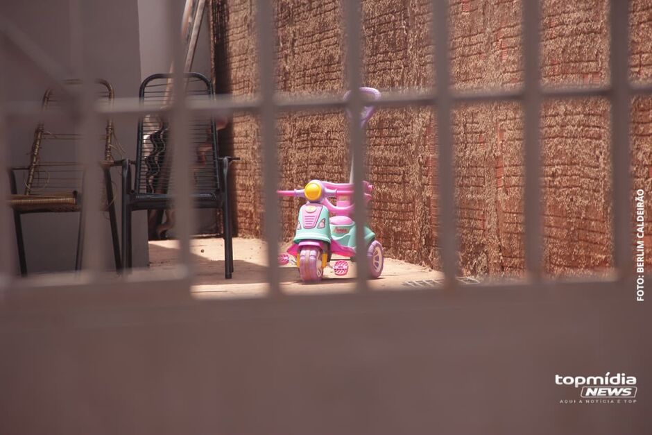 A genitora da criança precisou ser amparada após o falecimento da filha