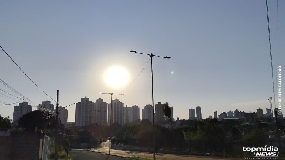 Capital amanhece com sol forte
