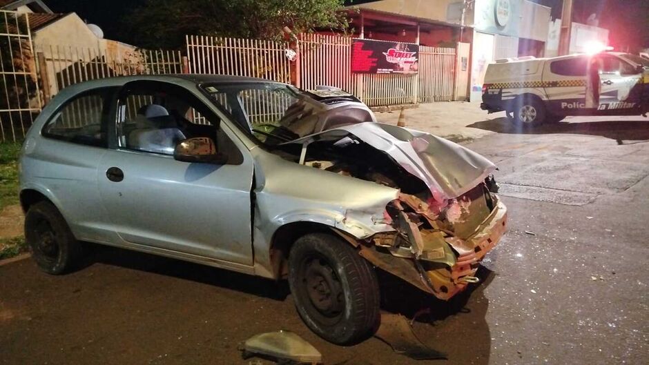 Celta fica destruído após bater em um poste