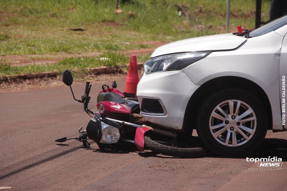 Ao tentar cruzar a Av. Tamandaré carro atropela motociclista 